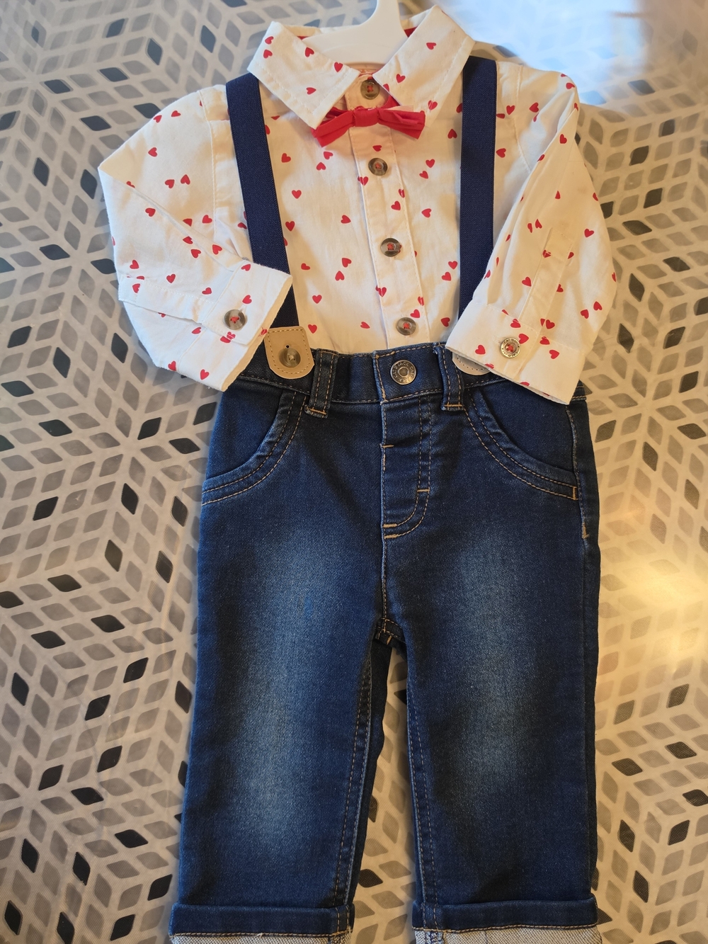 🛶●Cat & Jack Boys White Shirt with Red Hearts, Red Bow and Blue Jeans Set